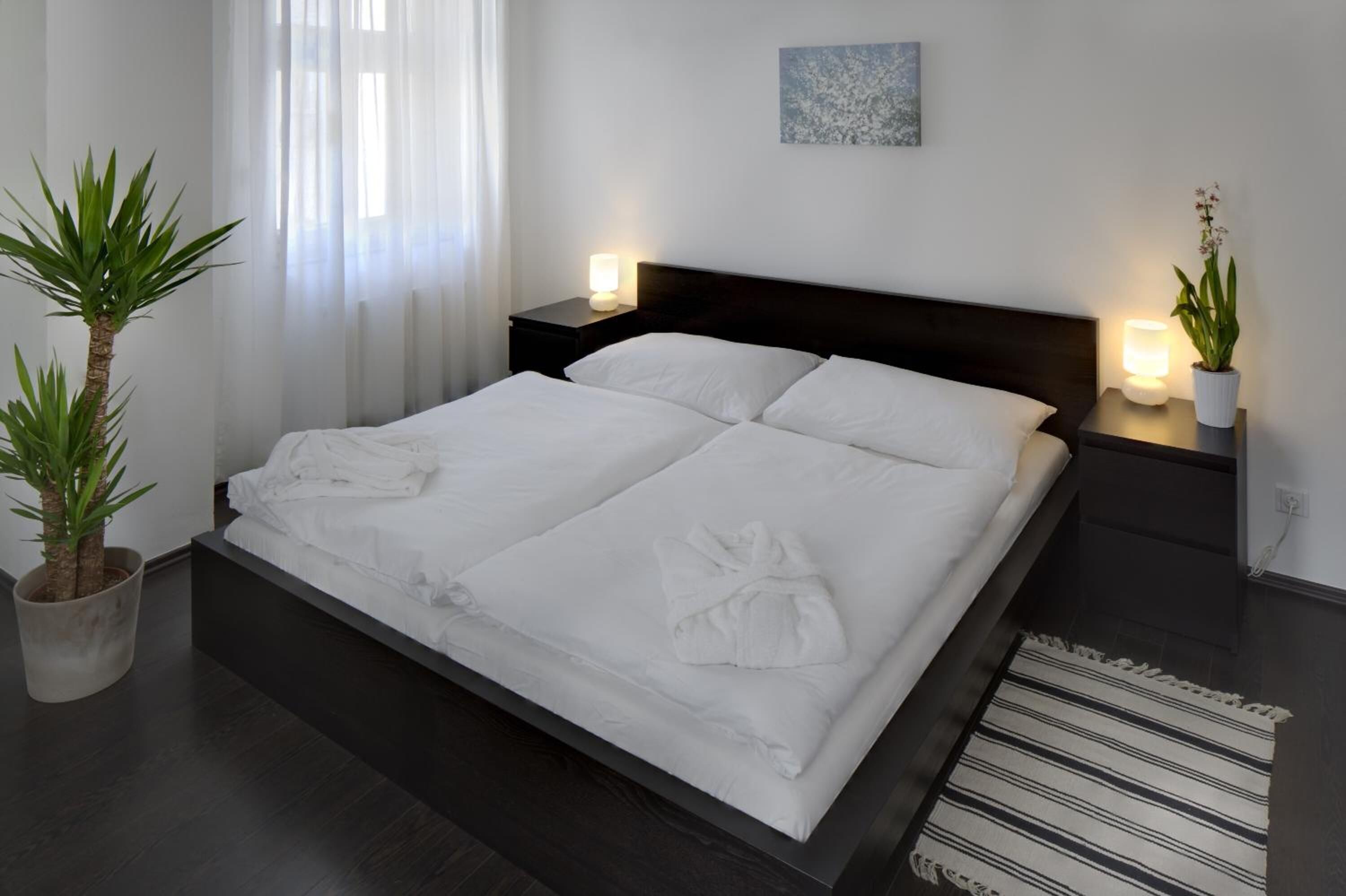 2 bedrooms, minibar, in-room safe, desk