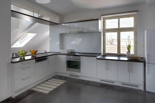 Een koffiezetapparaat/waterkoker, een waterkoker