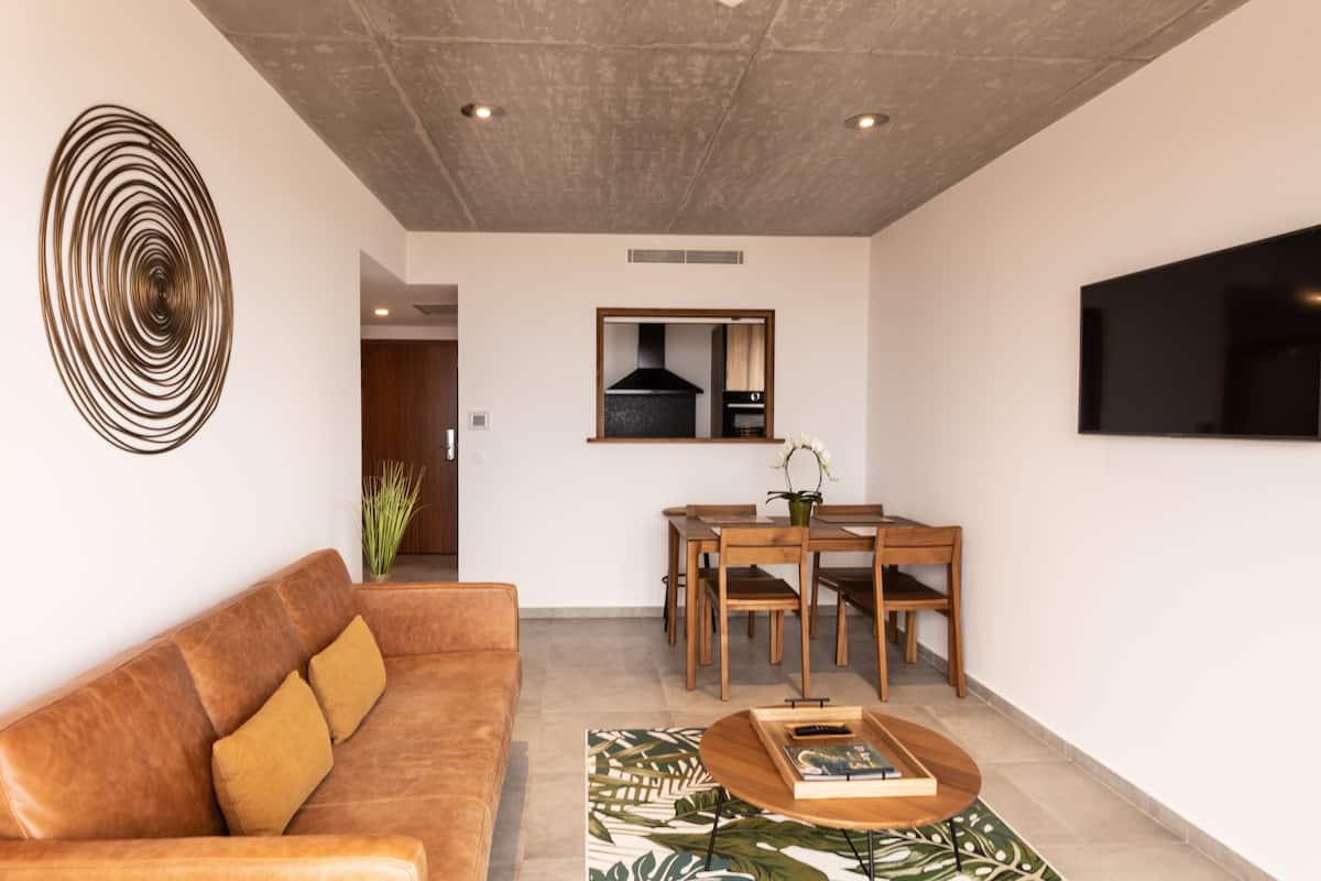 Standaard appartement, uitzicht op zee | Woonruimte | Een flatscreentelevisie