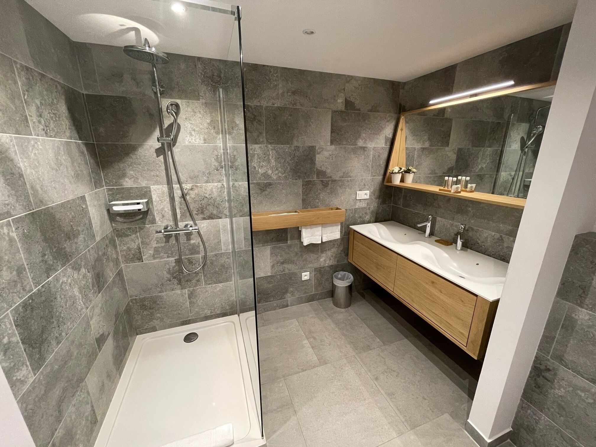 apartment city rez de chaussee | bathroom | free toiletries, hair dryer, towels