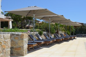 Piscine extérieure (ouverte en saison), parasols de plage