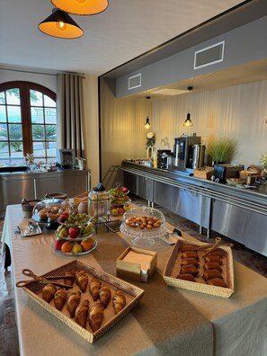 Petit déjeuner continental (17.50 EUR par personne)