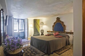 Double Room | 1 bedroom, free minibar, in-room safe, individually decorated - Relais San Lorenzo (Lucca)