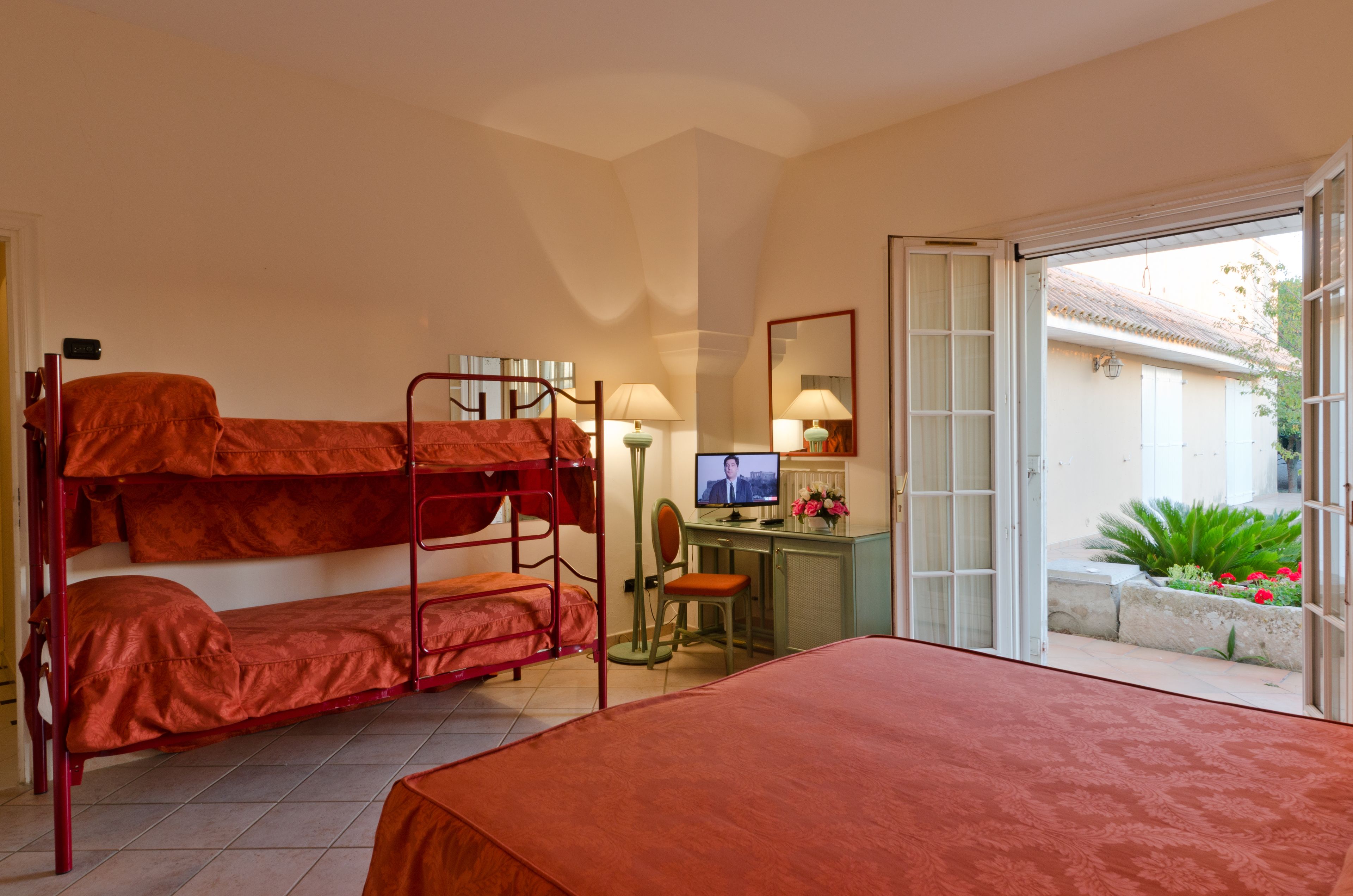 Habitación cuádruple, acceso a la alberca | Ropa de cama de alta calidad, escritorio y ropa de cama 