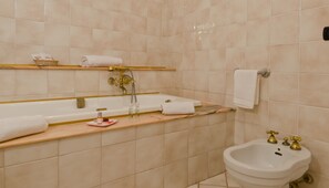 Habitación cuádruple, acceso a la alberca | Baño | Regadera, amenidades de baño gratuitas, secadora de cabello, bidet 