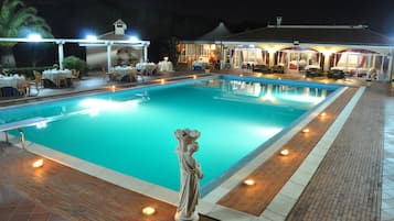 Utendørsbasseng og solsenger