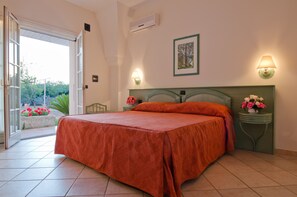 Habitación doble, acceso a la alberca | Ropa de cama de alta calidad, escritorio y ropa de cama 