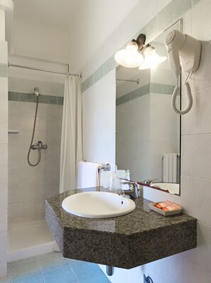 Shower, free toiletries, hair dryer, bidet - Agriturismo Al Parco (Lecce)