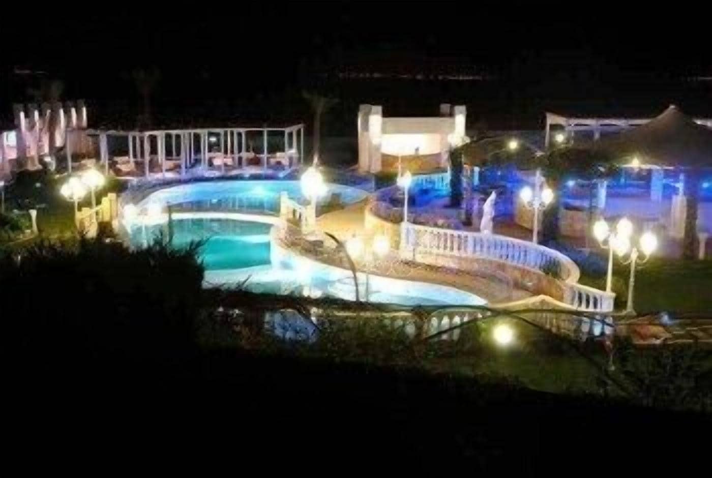 Alberca al aire libre y camastros 