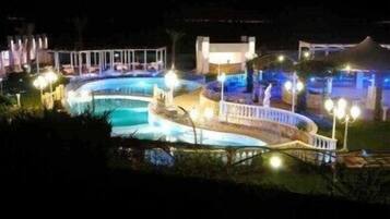 Piscina all'aperto, lettini