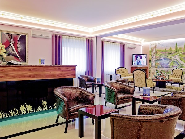 Lobby lounge