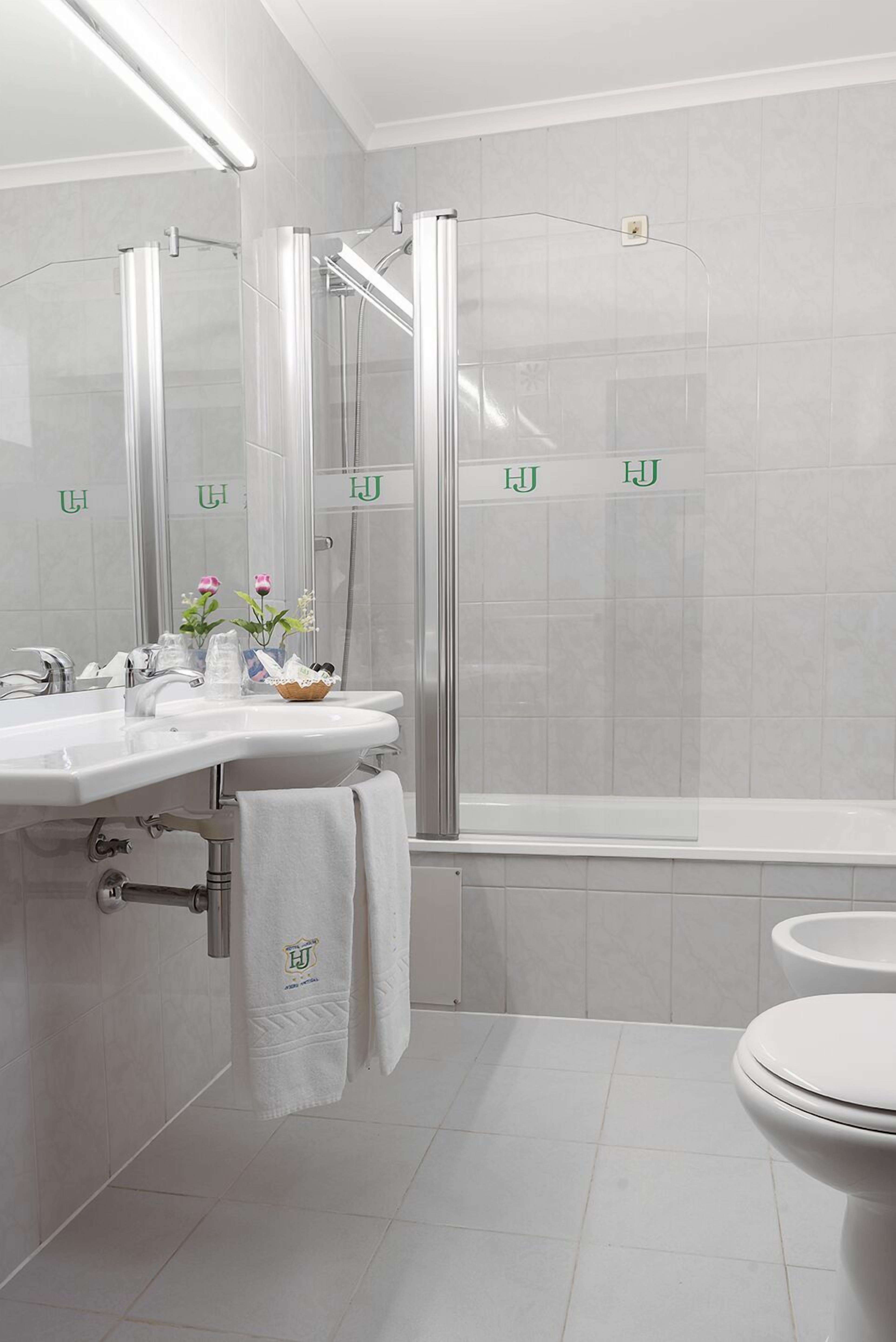 bathtub, free toiletries, hair dryer, towels