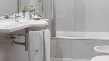 Bañera, artículos de tocador gratuitos, secador de pelo, toallas