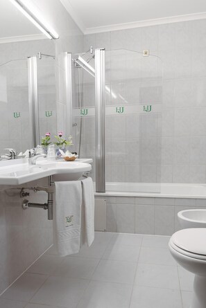 Bathtub, free toiletries, hair dryer, towels - Hotel Jardim (Aveiro)