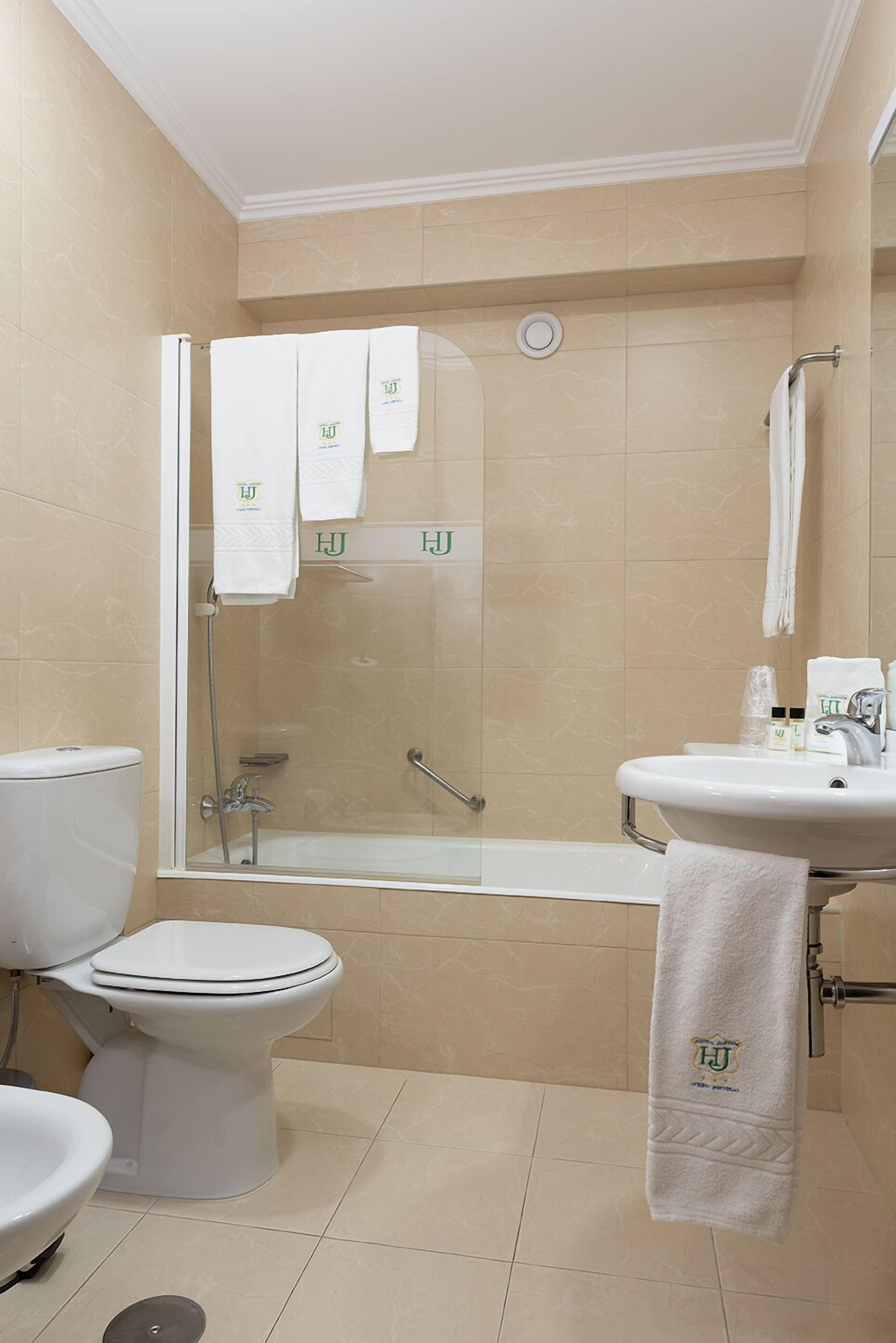 apartment for 5 people | bathroom | bathtub, free toiletries, hair dryer, towels