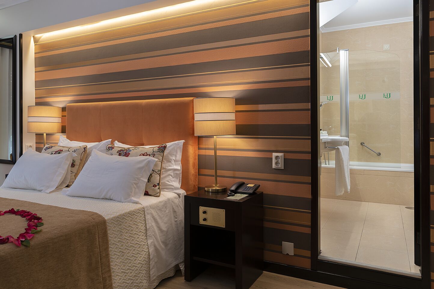 double room | minibar, in-room safe, desk, soundproofing