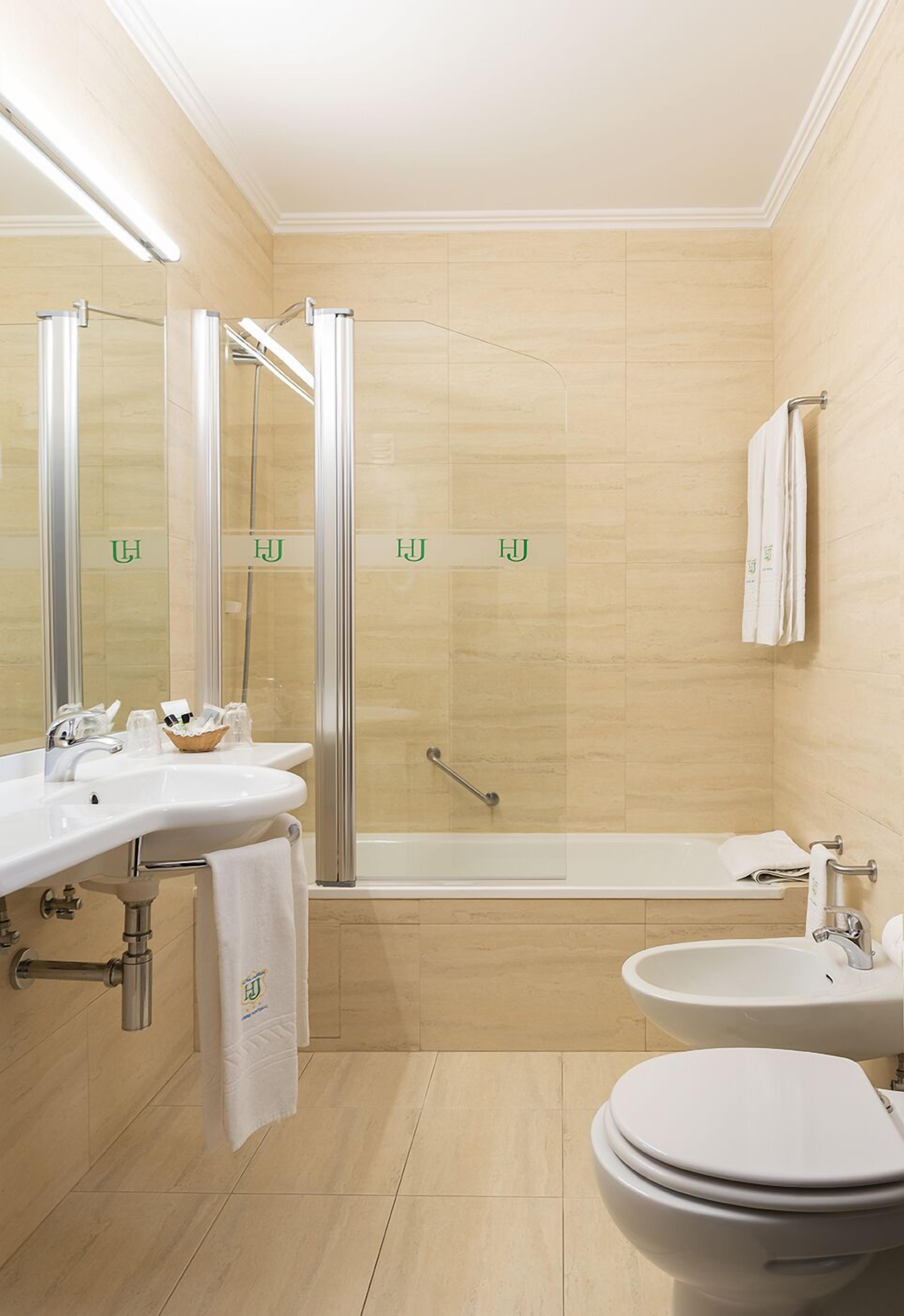 bathtub, free toiletries, hair dryer, towels