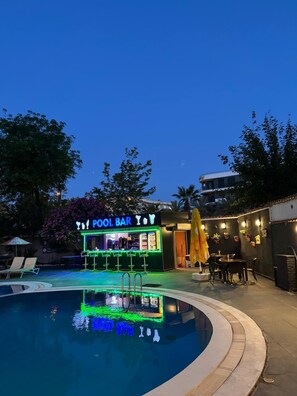Swim-up bar