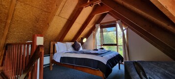 Eastern Reef Cottage | Individually decorated, individually furnished, laptop workspace