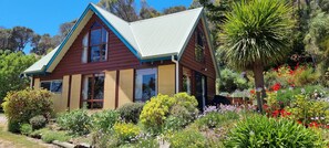 Eastern Reef Cottage | Individually decorated, individually furnished, laptop workspace - Eastern Reef Cottages (Port Campbell)