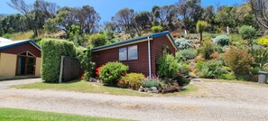 Individually decorated, individually furnished, laptop workspace - Eastern Reef Cottages (Port Campbell)