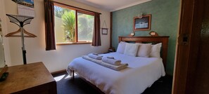 Ocean Reef Cottage | Individually decorated, individually furnished, laptop workspace - Eastern Reef Cottages (Port Campbell)