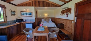 Bay Reef Cottage | Individually decorated, individually furnished, laptop workspace - Eastern Reef Cottages (Port Campbell)