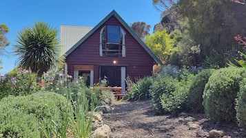 Eastern Reef Cottage | Laptop workspace, iron/ironing board, free WiFi, bed sheets