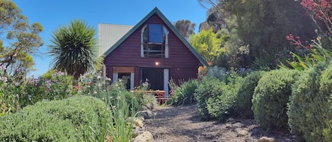 Eastern Reef Cottage | Laptop workspace, iron/ironing board, free WiFi, bed sheets