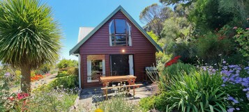Eastern Reef Cottage | Individually decorated, individually furnished, laptop workspace