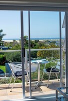 Ropa de cama de alta calidad y caja de seguridad en la habitación