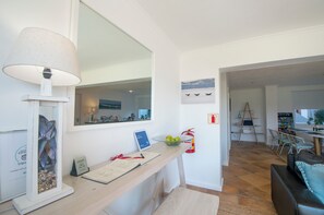 Una cocina moderna con encimera de madera, un ventanal grande y una zona de comedor con mesa y sillas.