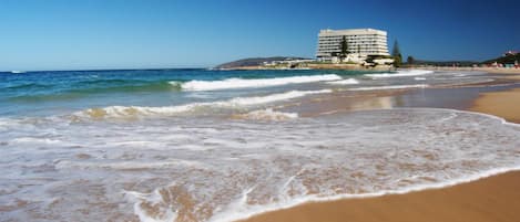 Una spiaggia nelle vicinanze