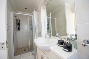 Shower, free toiletries, hair dryer, bathrobes - Thanda Vista - Bed and Breakfast (Plettenberg Bay)