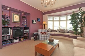 Flat-screen TV, DVD player, iPod dock, MP3 dock - Shelbourne Villa (Nelson)