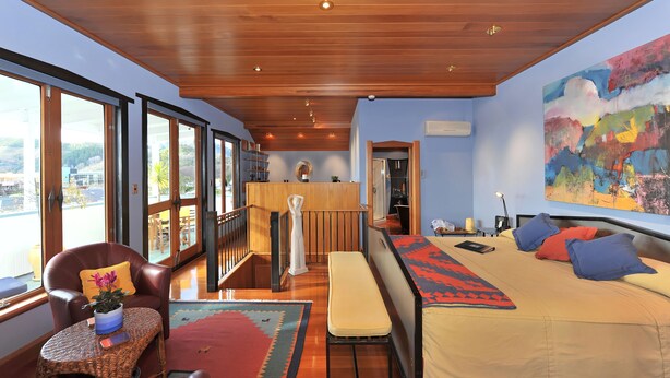 The Loft | Egyptian cotton sheets, in-room safe, desk, iron/ironing board - Shelbourne Villa (Nelson)