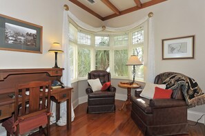 Master Suite | Living area | Flat-screen TV, DVD player, iPod dock, MP3 dock - Shelbourne Villa (Nelson)