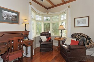 Suite Master | Zona de estar | Una televisión de pantalla plana, un reproductor de DVD