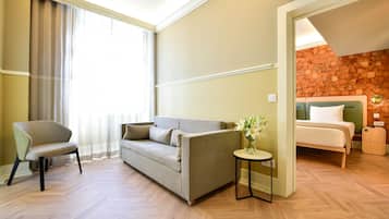 Suite | 1 kamar tidur, minibar, brankas, dan meja kerja