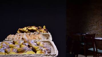 Daily to-go breakfast (EUR 15 per person)