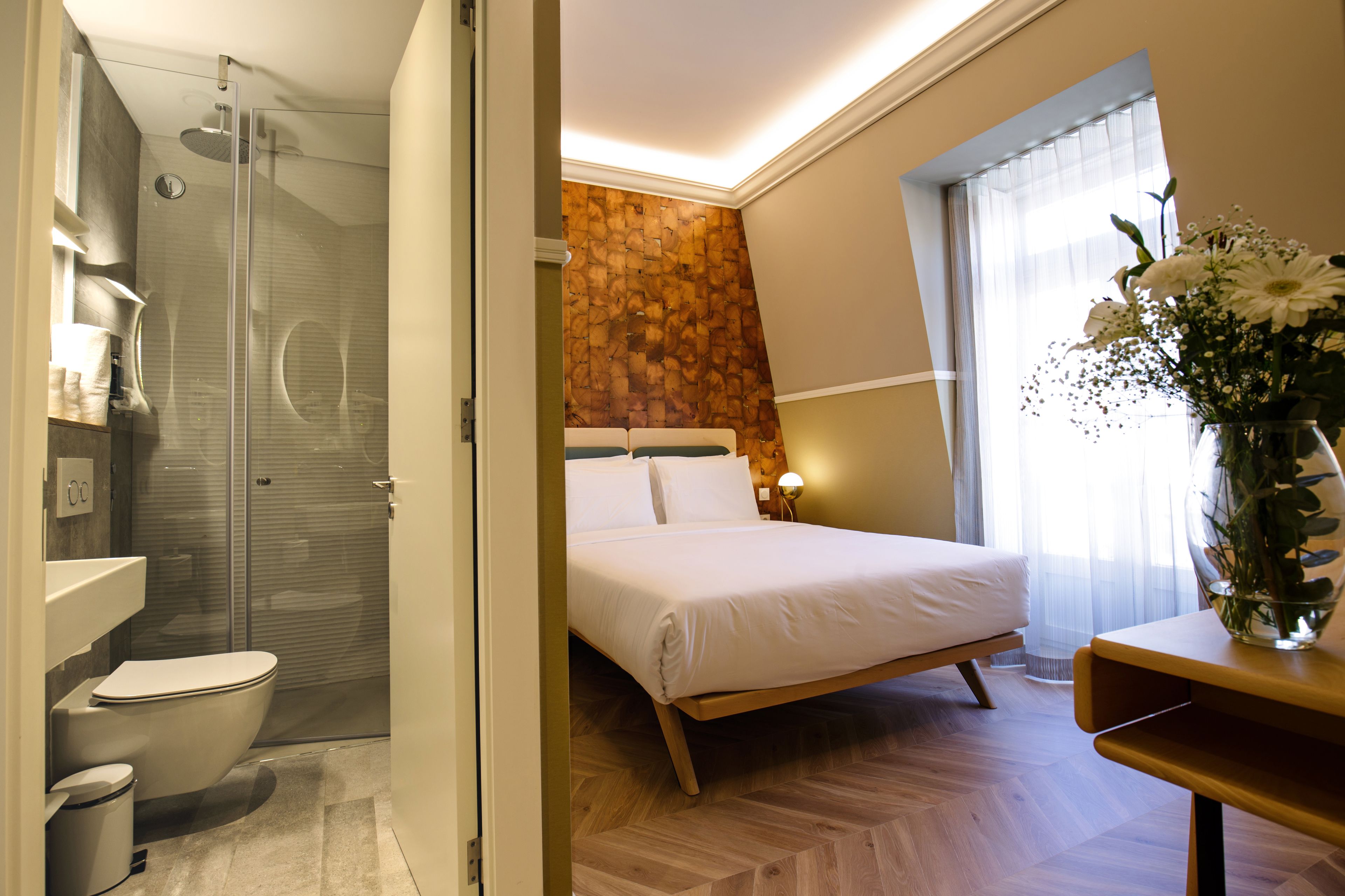 double room | 1 bedroom, minibar, in-room safe, desk