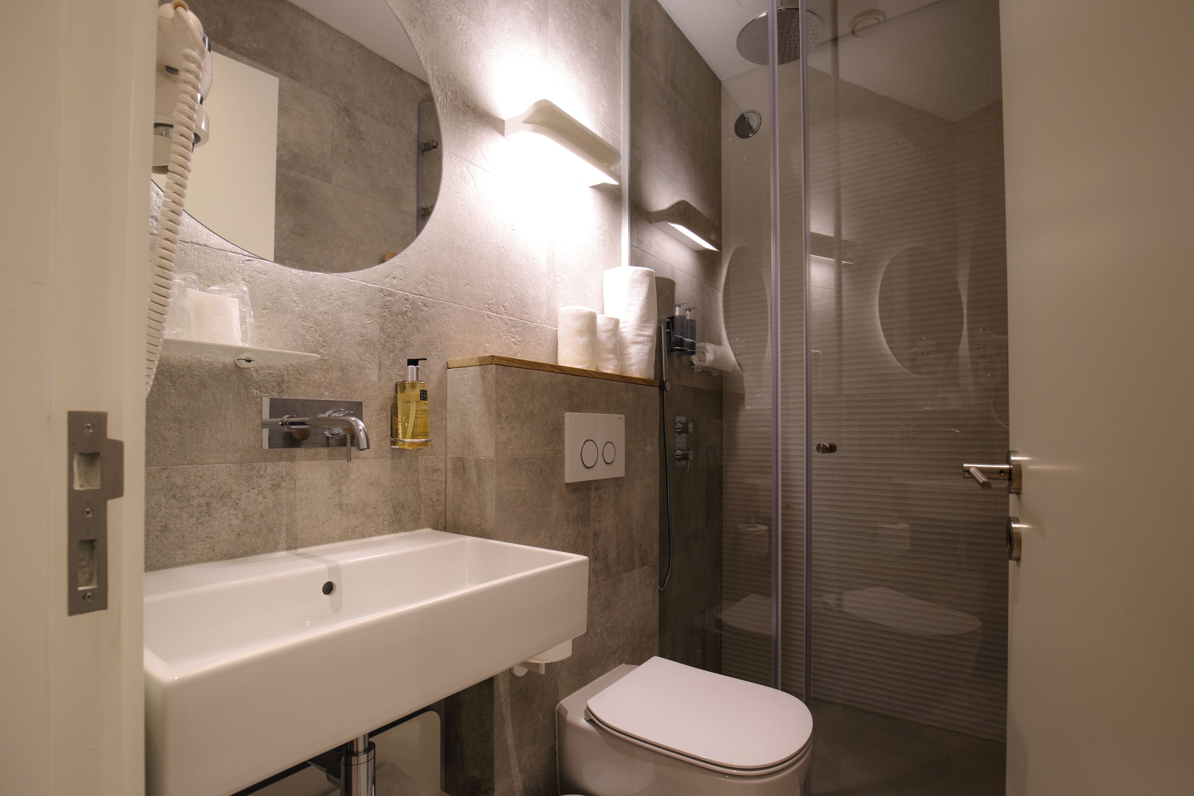 shower, free toiletries, hair dryer, towels