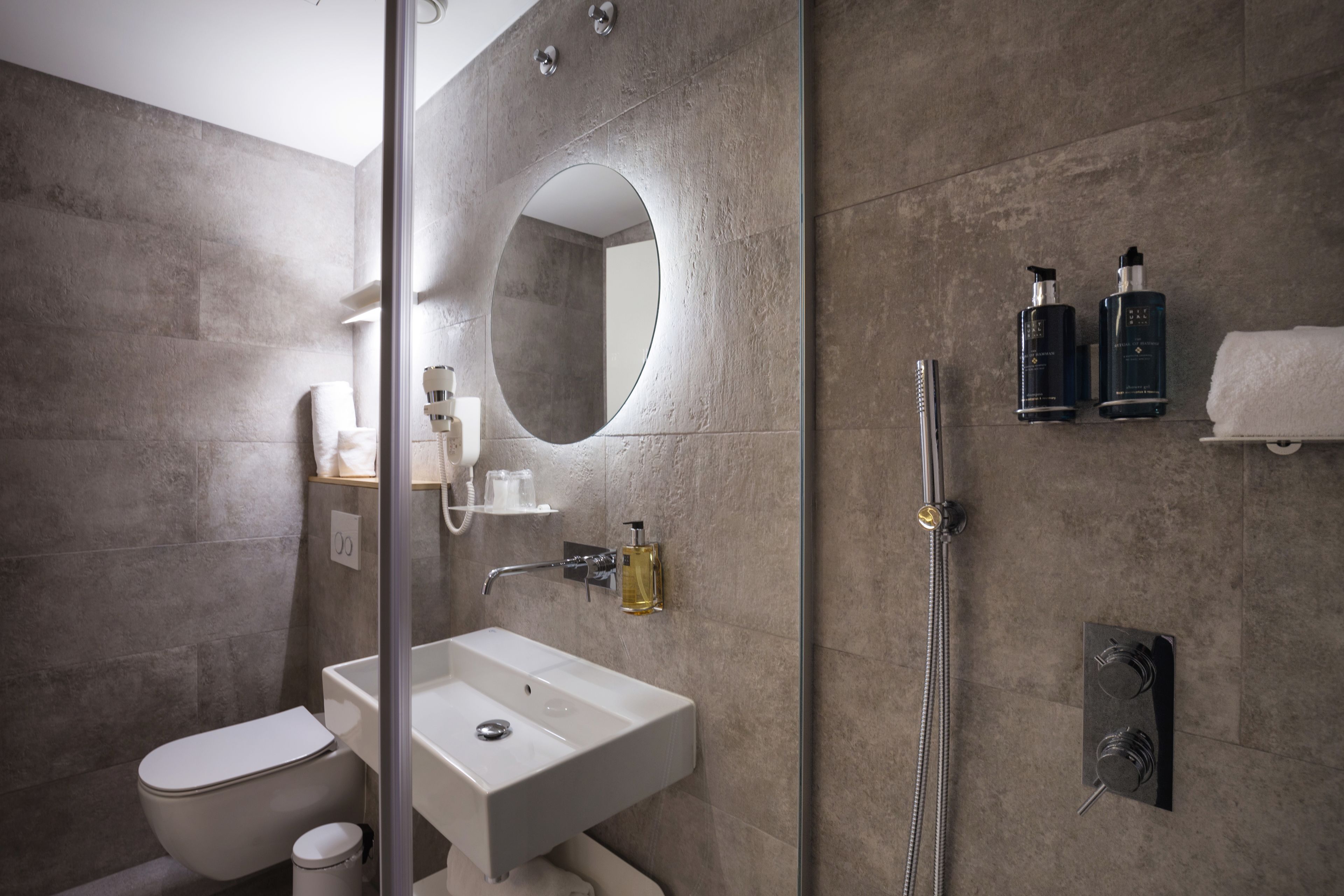 shower, free toiletries, hair dryer, towels