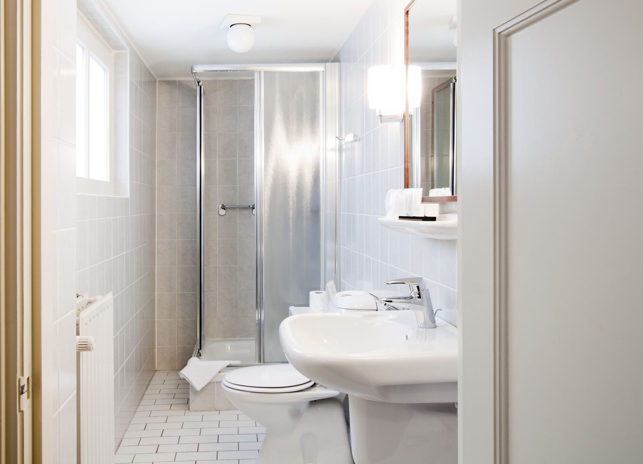 single room | desk, iron/ironing board, free wifi, bed sheets