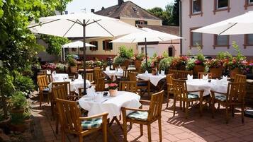 Breakfast, lunch, dinner served; alfresco dining