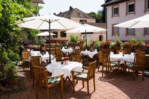 Breakfast, lunch, dinner served; alfresco dining - Hotel-Restaurant Hirsch (Kehl)