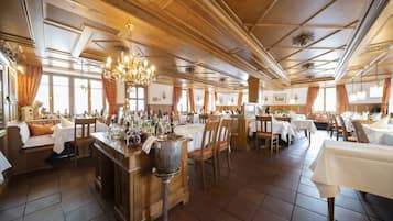 Serveert ontbijt, lunch, diner, buitendiner