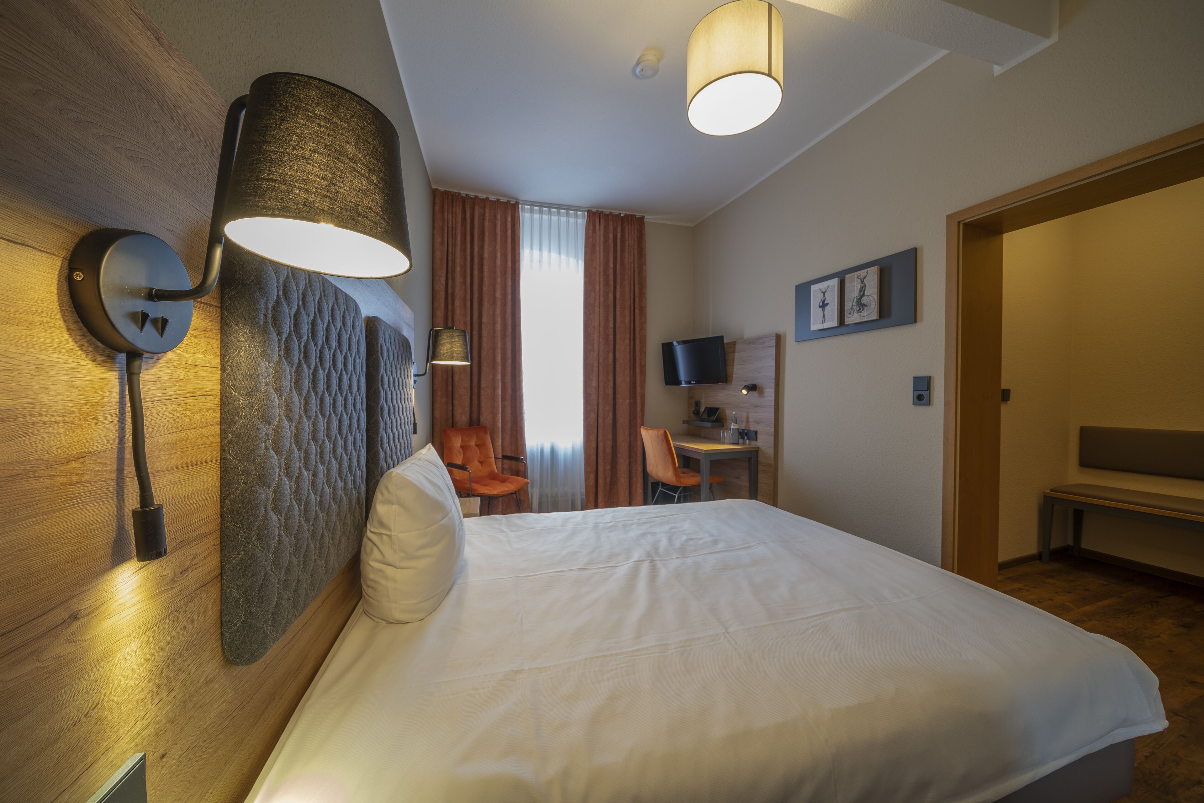 standard double room | 1 bedroom, individually decorated, individually furnished, desk