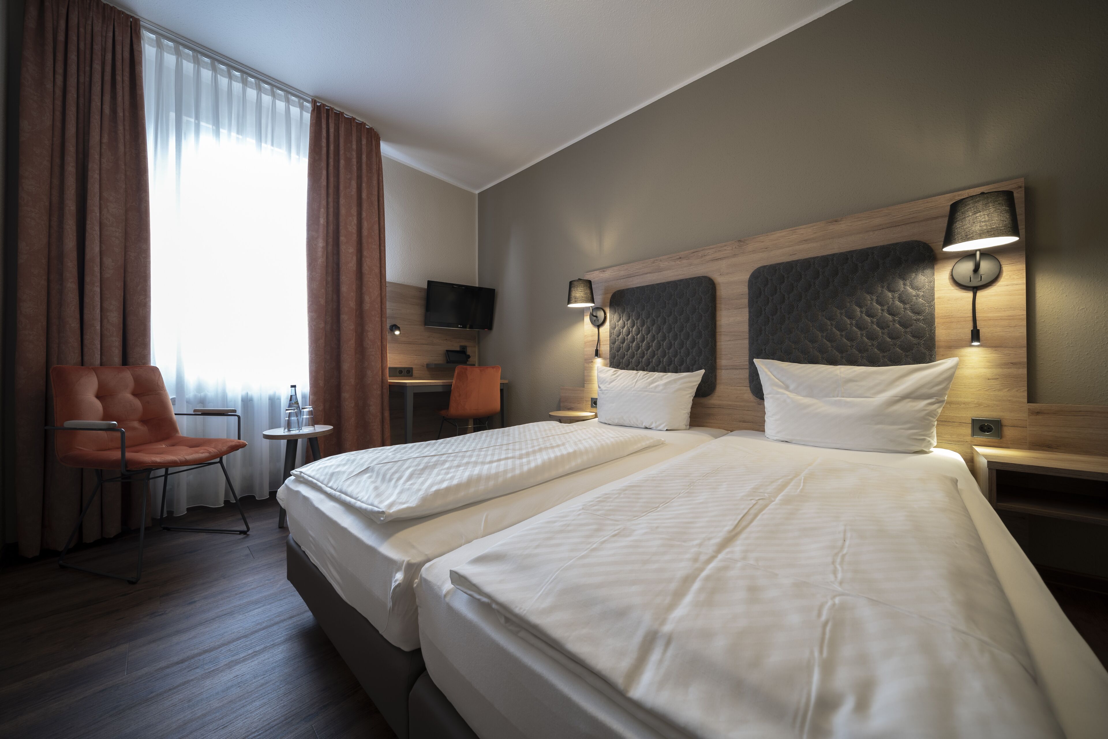 standard double room | 1 bedroom, individually decorated, individually furnished, desk