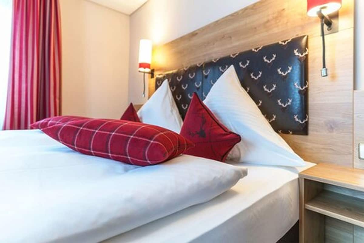 1 bedroom, individually decorated, individually furnished, desk